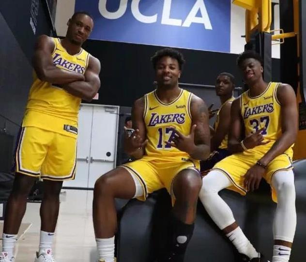 把更衣室的 把更衣室的